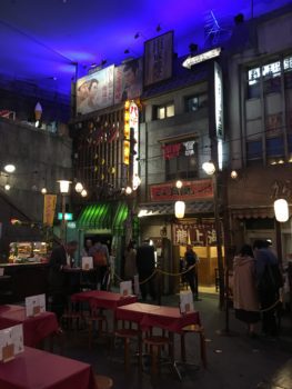 The interior is modeled after 1950s Tokyo. Dark alleys and small buildings, as well as some limited seating in the middle of the museum